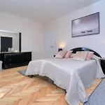 Rose Nyaraló Zára